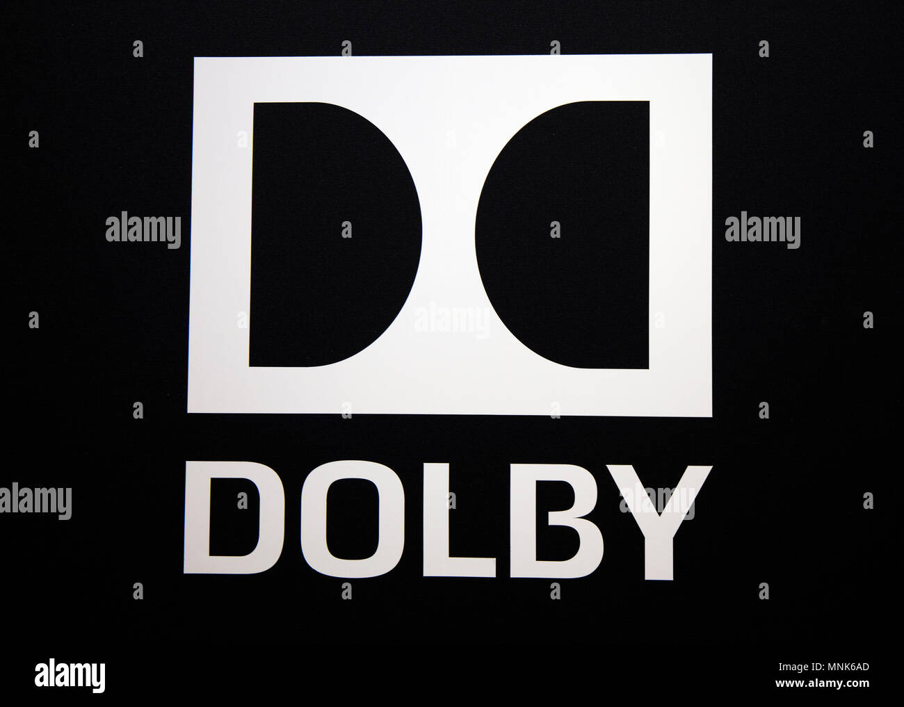 Amsterdam, Pays-Bas - 15 septembre 2017 : logo Dolby et les lettres sur un mur noir Banque D'Images