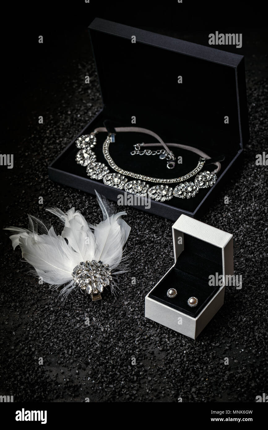 Bijoux femme magnifique collier, strass, bracelet et boucles d'oreilles  dans une boîte de bijoux Photo Stock - Alamy