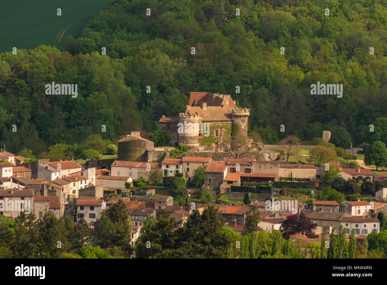 ch-teau-de-saint-saturnin-village-puy-de-d-me-l-auvergne-france