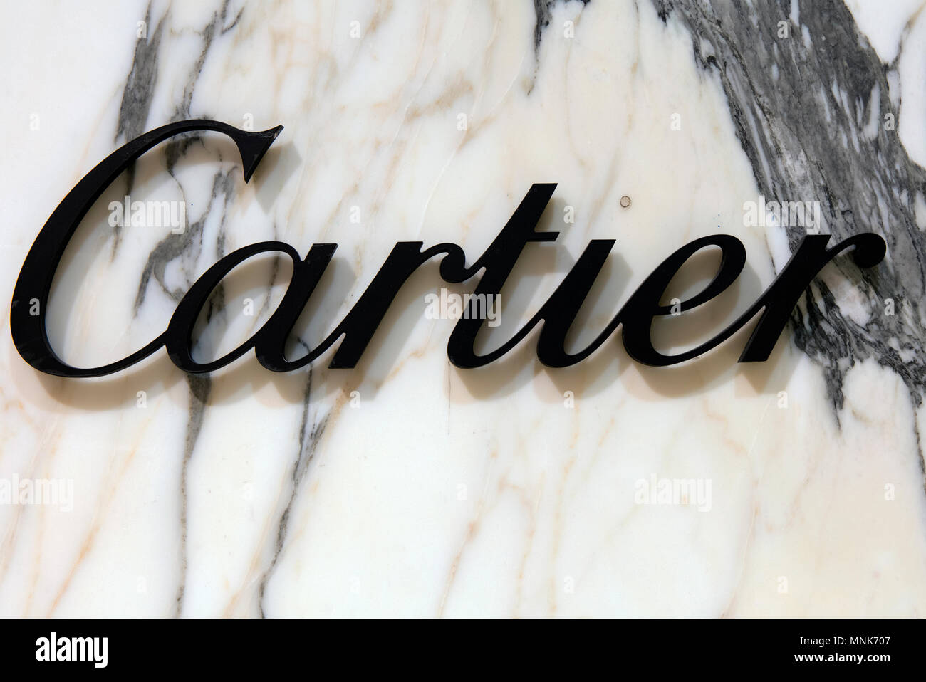 Amsterdam, Pays-Bas-février 19, 2017 : lettres Cartier sur un mur de marbre Banque D'Images