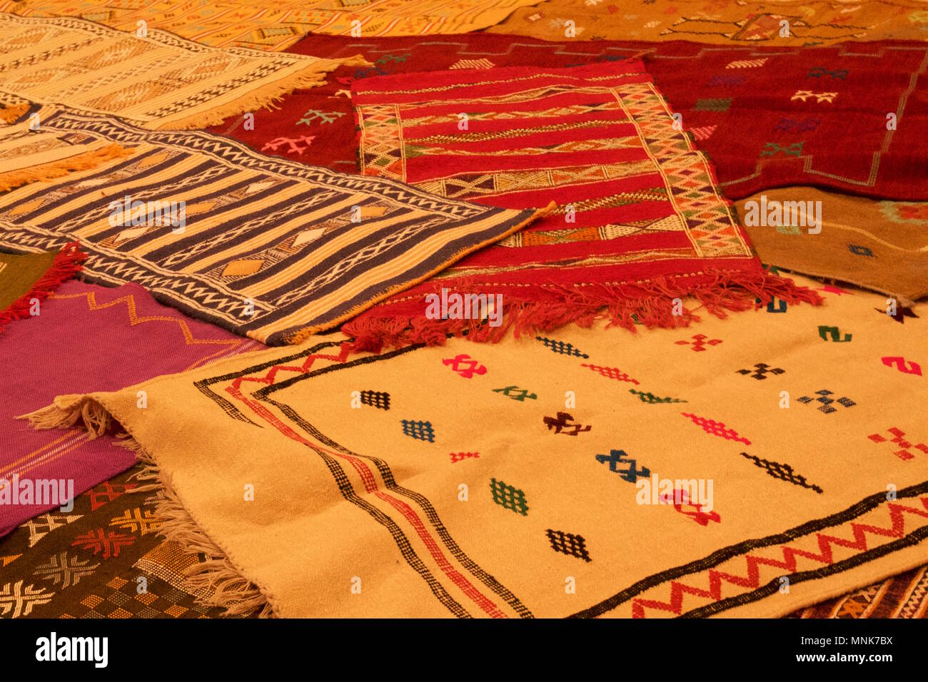 Une collection de tapis marocain à motifs, qui se chevauchent Banque D'Images