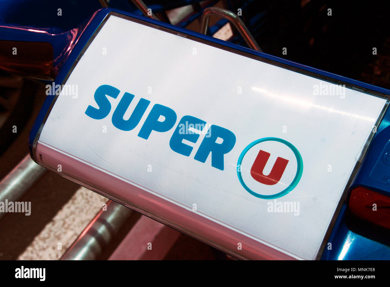 Paris, France-June 25, 2016 : lettres Super U sur un panier Banque D'Images