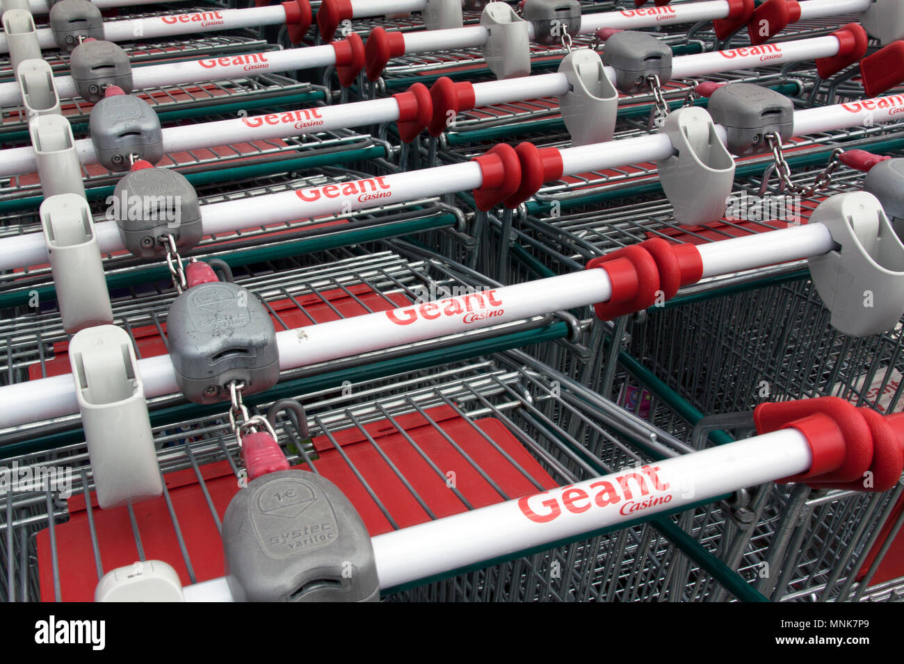 Paris France 18 Juin 16 Lettres De Geant Casino Sur Des Chariots Photo Stock Alamy