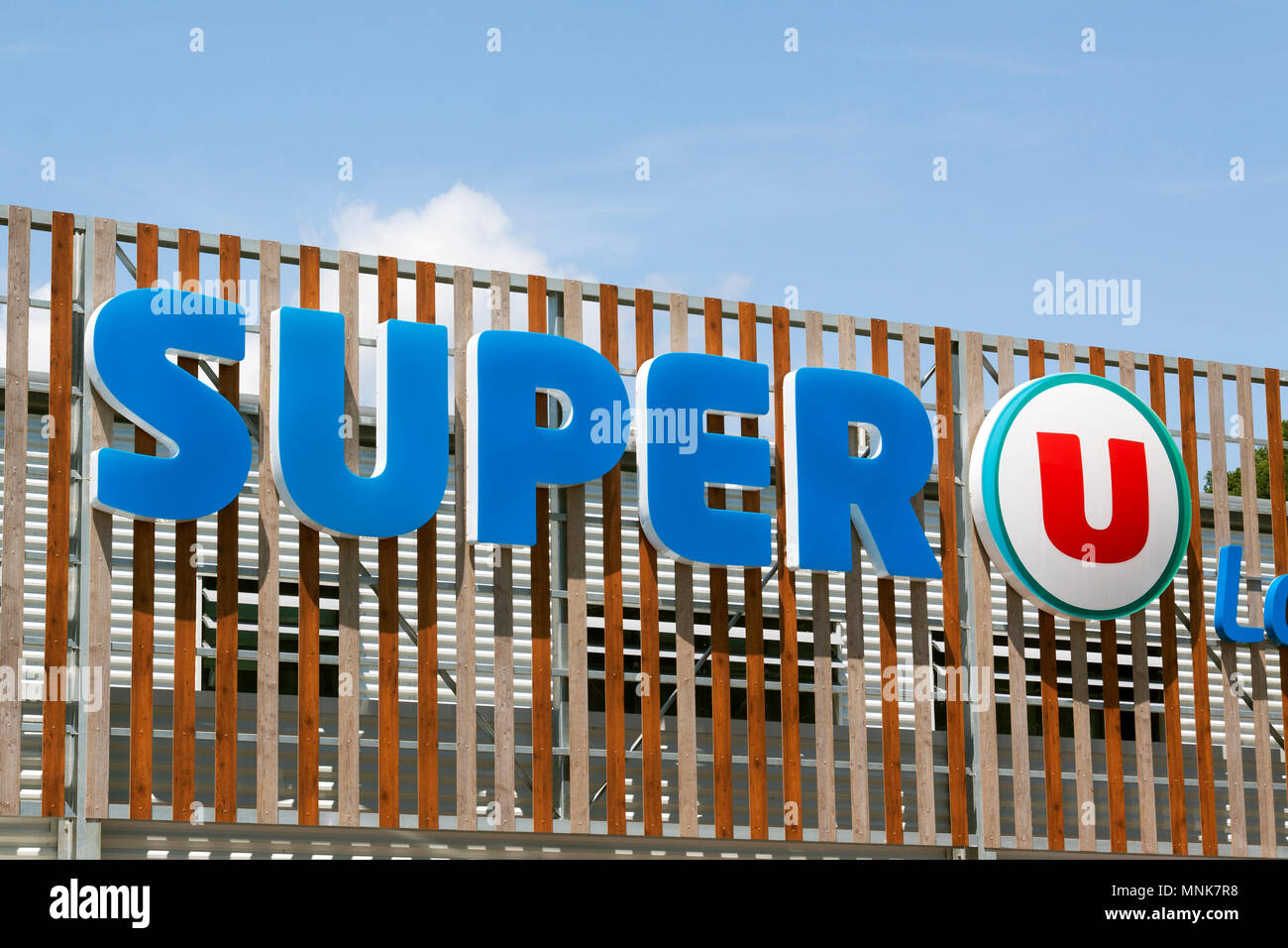 Paris, France-June 25, 2016 : lettres Super U sur un supermarché à Paris Banque D'Images