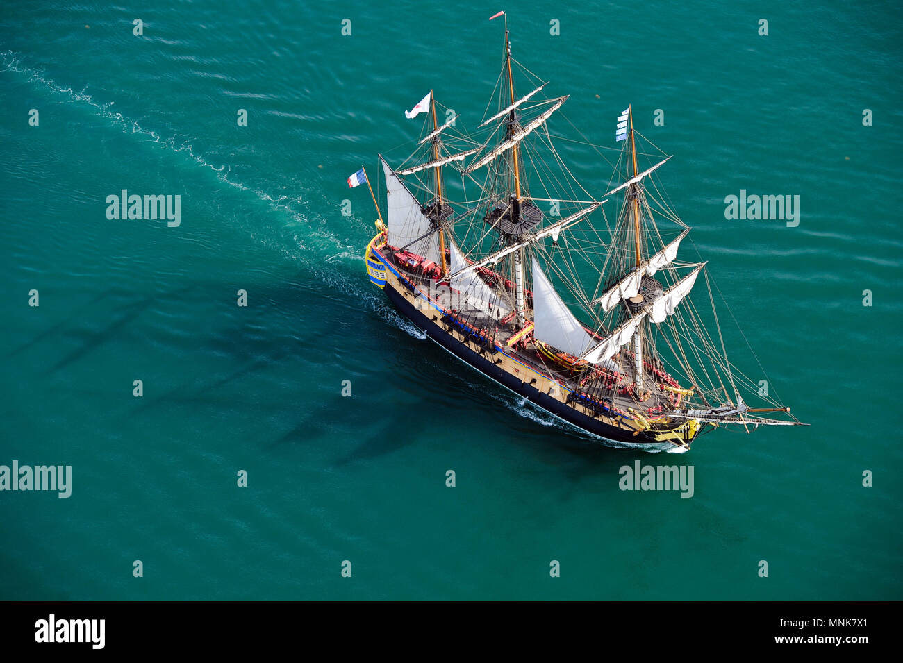 La frégate Hermione naviguant entre La Rochelle et l'Île du Rhône (ile de Re) avant de prendre la route de l'Amérique le 18 avril 2015. L'Hermione a réalisé la renommée par f Banque D'Images