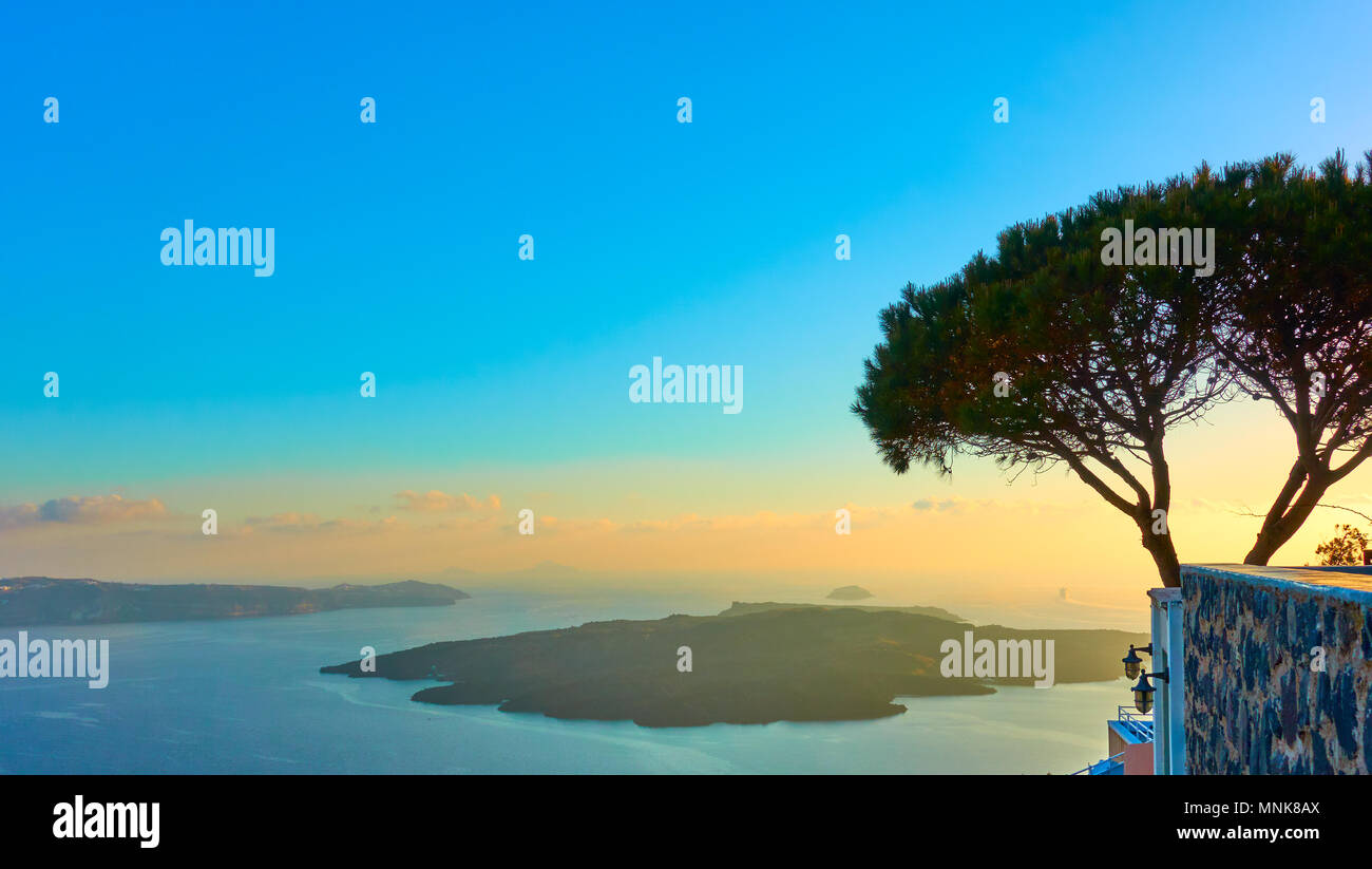 Vue magnifique sur la caldeira et la mer Égée au coucher du soleil de Santorin, Grèce Banque D'Images
