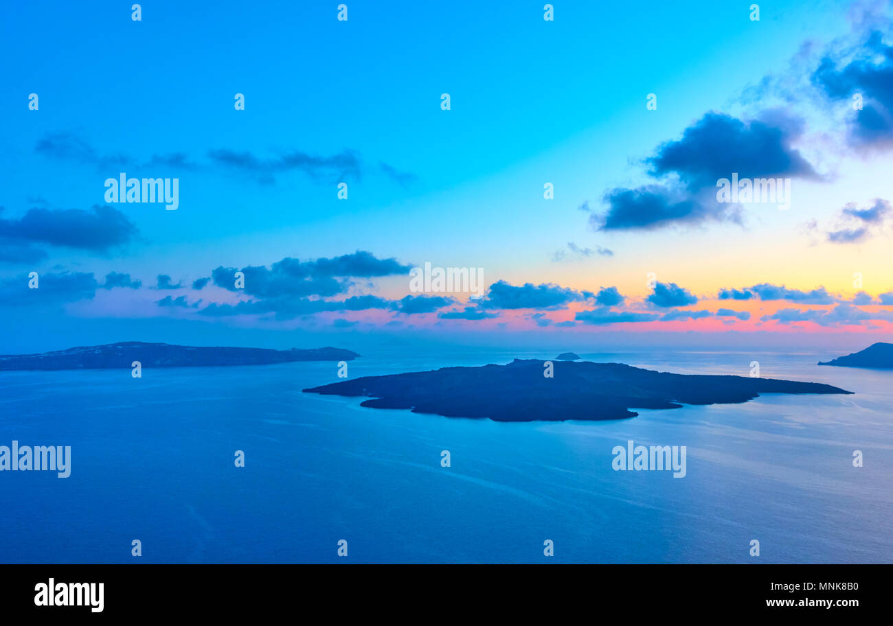 Belle vue sur mer et les îles au coucher de soleil - paysage Banque D'Images