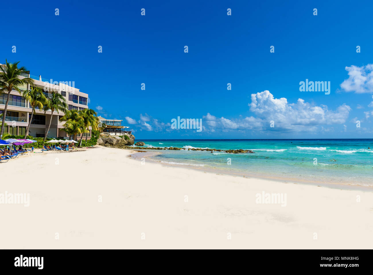 Accra Beach - plage tropicale sur l'île antillaise de la Barbade. C'est une destination paradisiaque avec une plage de sable blanc et mer turquoiuse. Banque D'Images