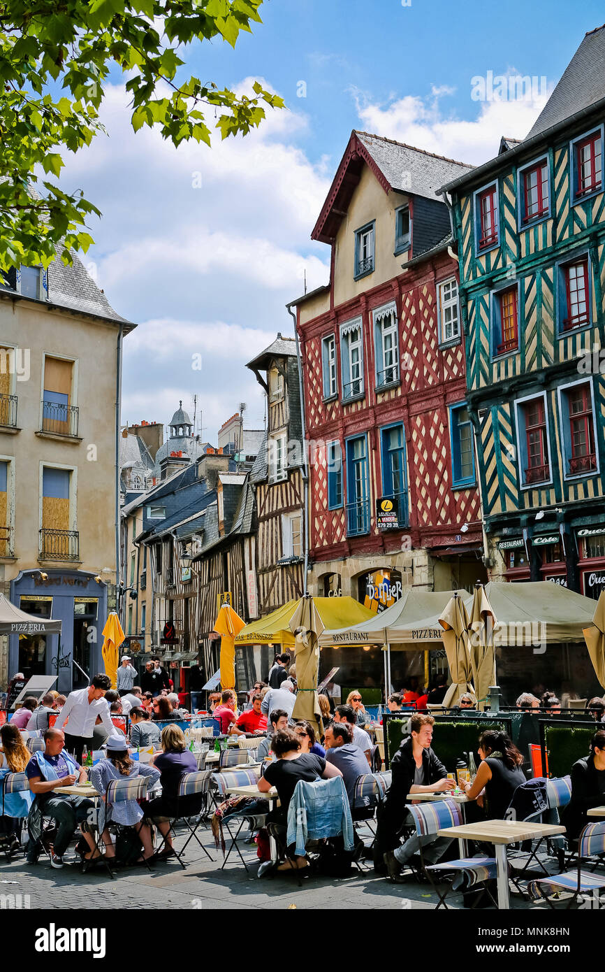 Rennes (Bretagne, nord-ouest de la France) : bâtiments et de terrasses de cafés dans le centre-ville, place Sainte-Anne' square. Façades colorées de timb Banque D'Images