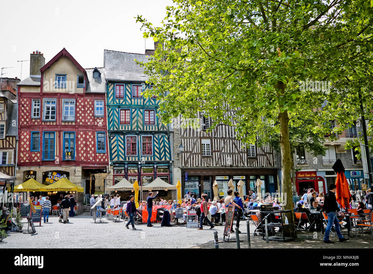 Rennes (Bretagne, nord-ouest de la France) : bâtiments et de terrasses de cafés dans le centre-ville, place Sainte-Anne' square. Façades colorées de timb Banque D'Images