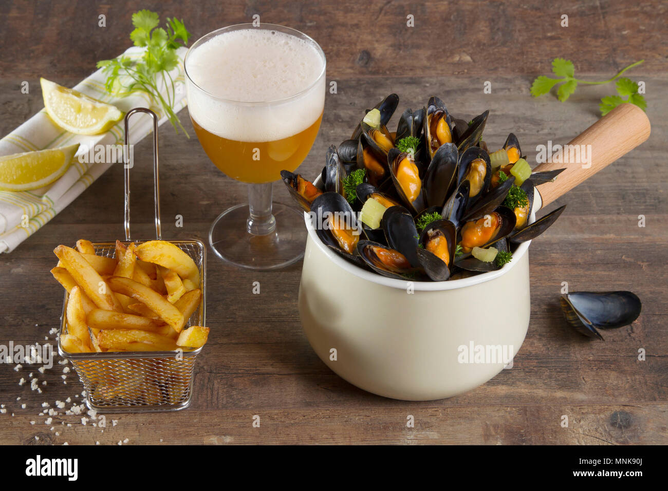 Moules, frites et une demi-pinte de bière Banque D'Images