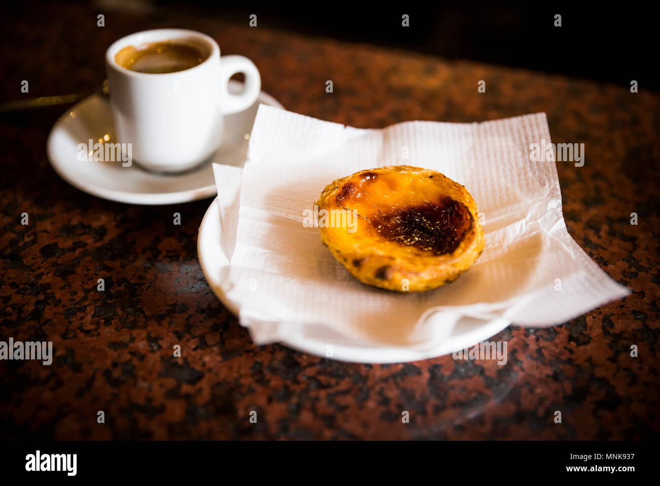 D'espresso et de pastel de nata à Lisbonne, Portugal. Banque D'Images