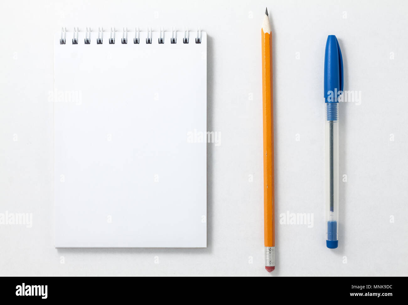 Vue de dessus de l'ordinateur portable blanc spirale ouverte sur fond blanc Banque D'Images