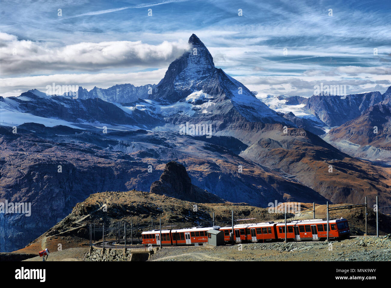 Zermatt Suisse. Célèbre electric red train touristique qui descendait à Zermatt Valais Suisse Europe. Banque D'Images