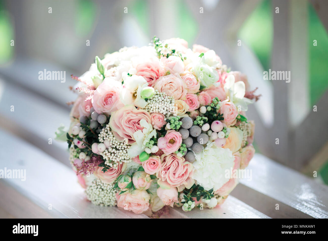 Bouquet De Mariage Sur Le Banc Avec Des Fleurs Blanches Et
