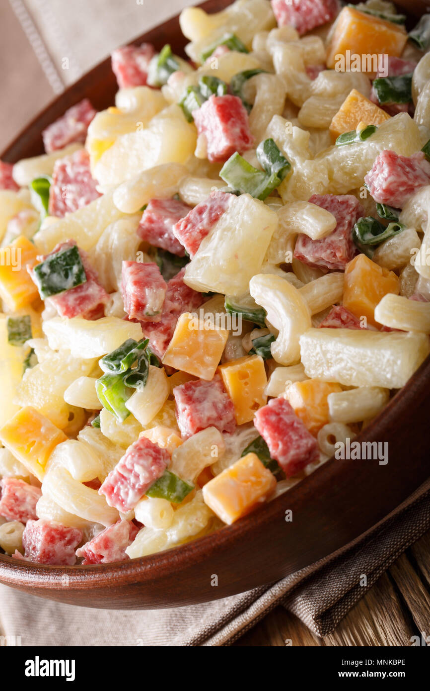 Salade de pâtes, hawaïenne jambon, ananas, fromage, oignons et mayonnaise  close-up vertical dans un bol Photo Stock - Alamy