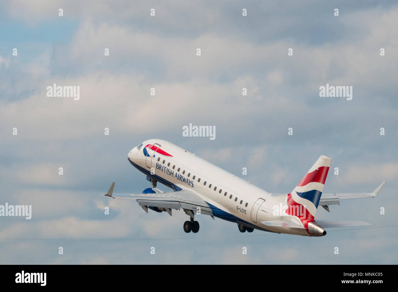 Londres, UK - 2 août, 2013 ; British Airways un Embraer ERJ-170STD (G-LCYE) décoller à l'aéroport de Londres City dans le quartier de Newham Banque D'Images