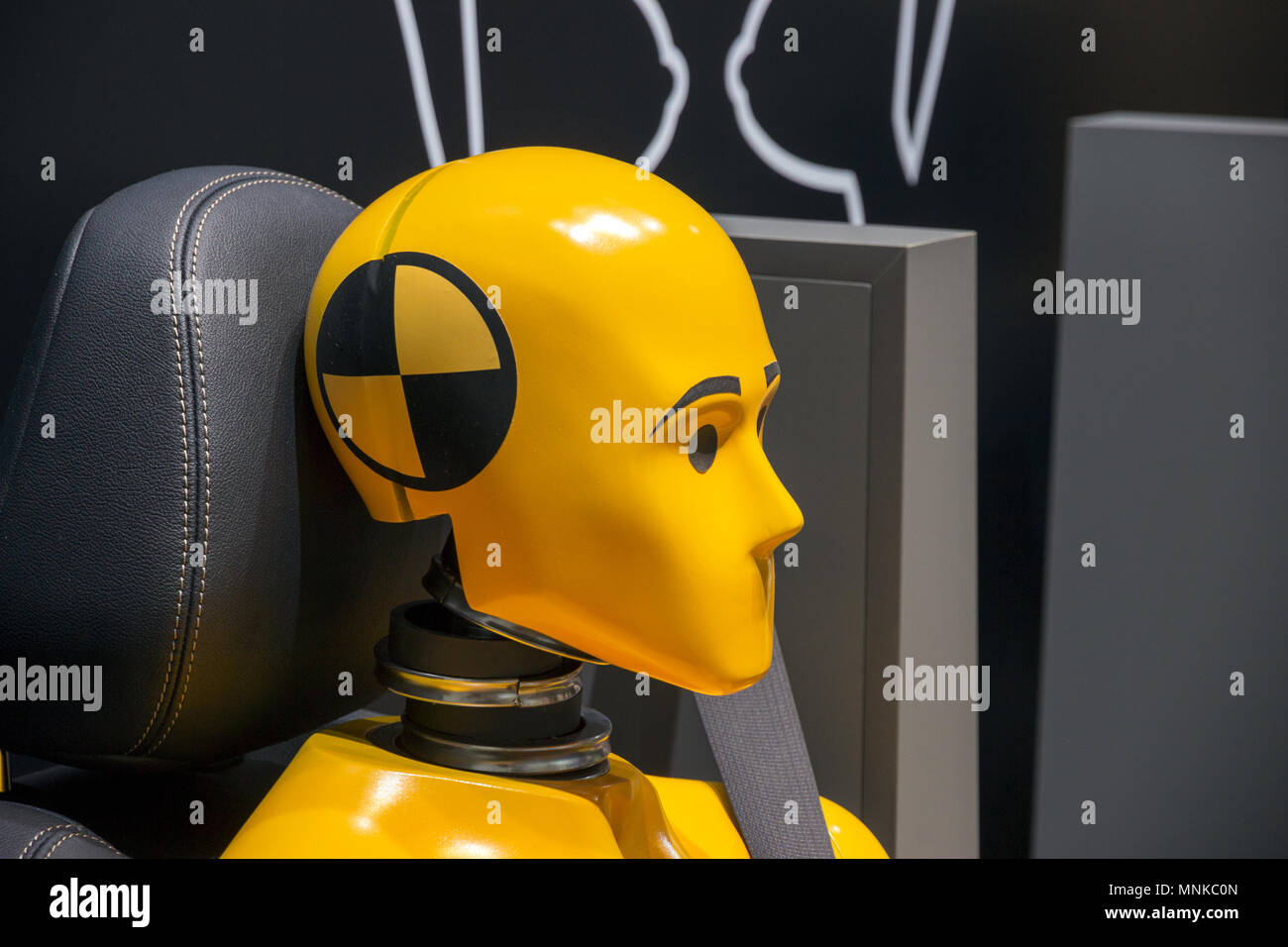 Crash test dummy jaune dans un siège de voiture. Banque D'Images