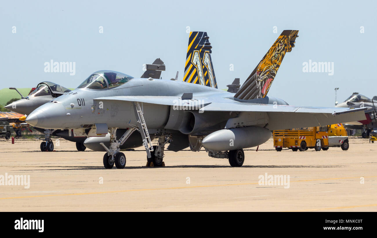 Saragosse, Espagne - 20 MAI 2016 : Swiss Air Force McDonnell Douglas F/A-18 Hornet de jet sur le tarmac de la base aérienne de Saragosse. Banque D'Images