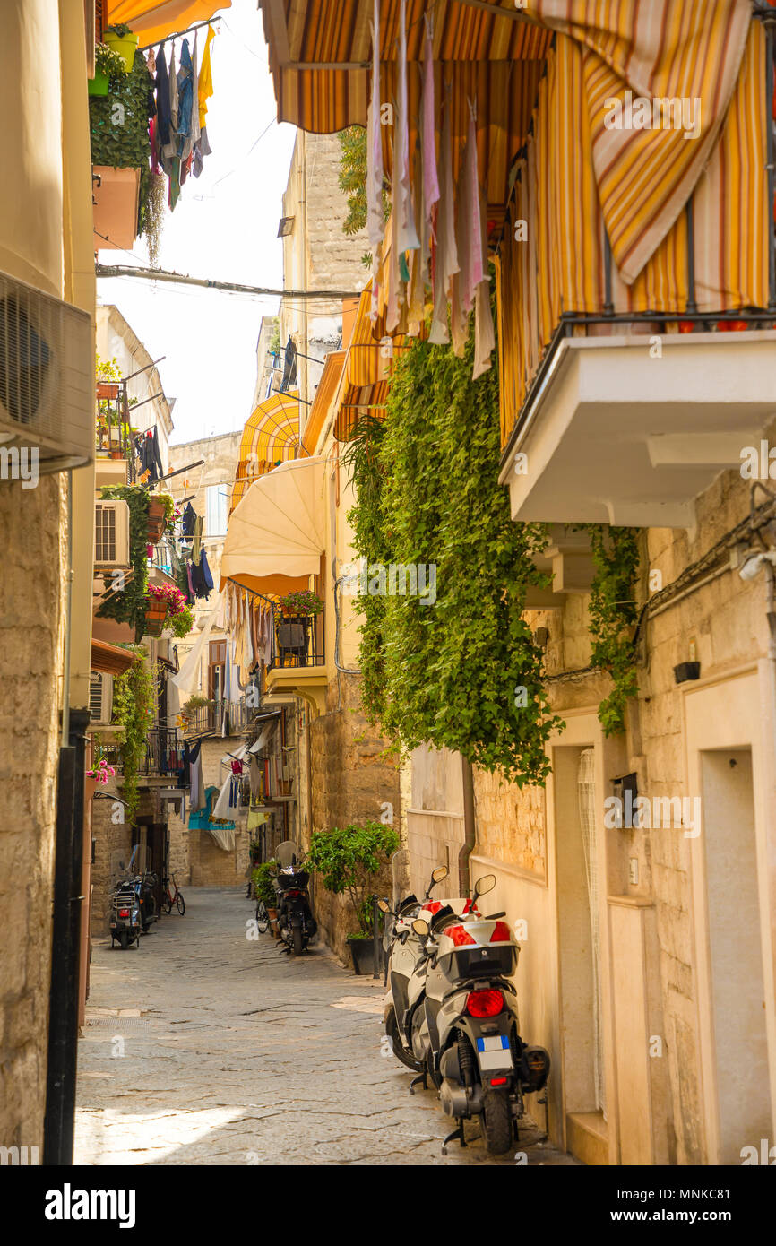 Vue d'une étroite rue ensoleillée dans la ville de Bari, Italie Banque D'Images