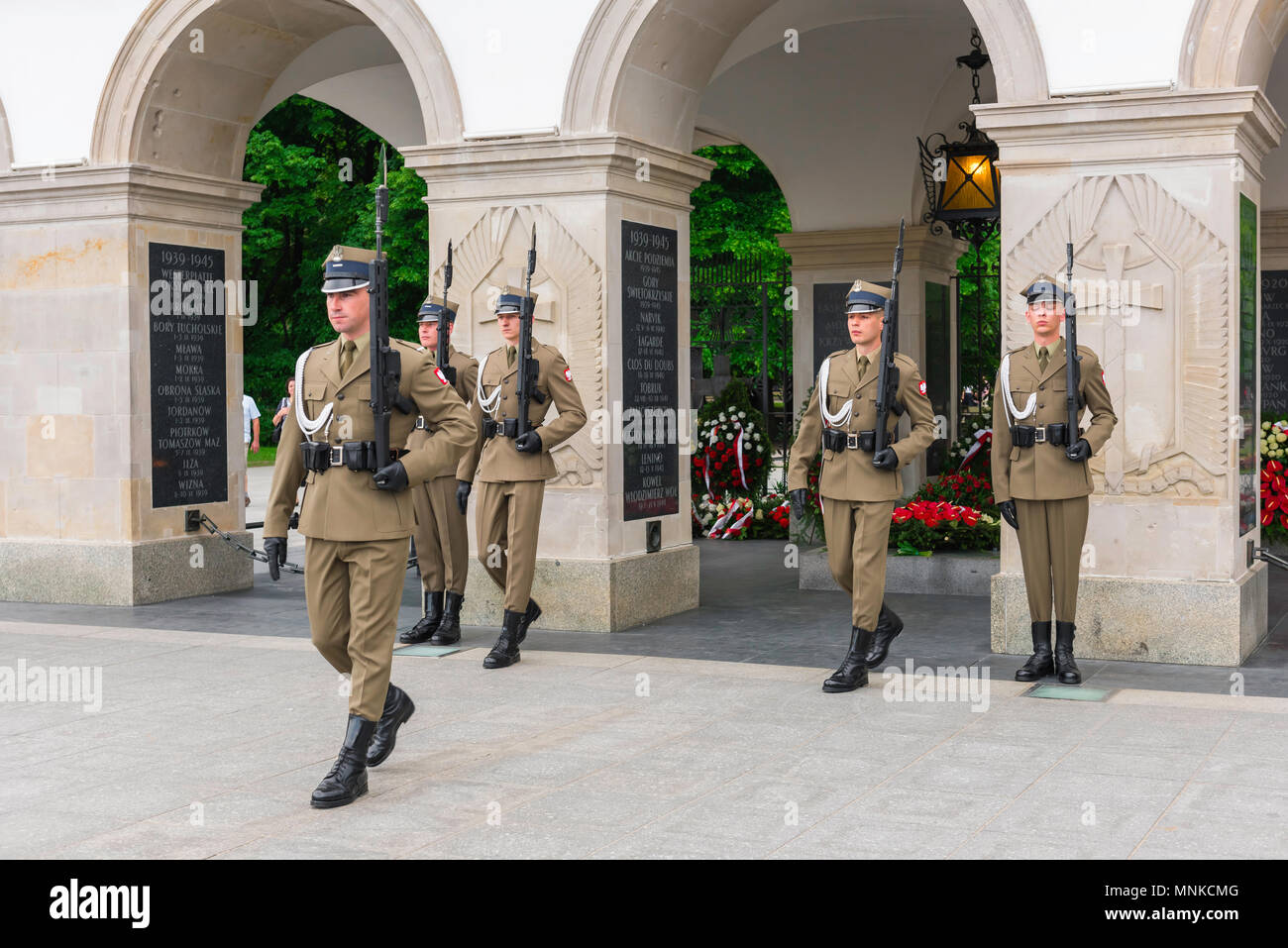 Tombe Soldat inconnu Varsovie, vue d'une garde d'honneur stationnée à la tombe du Soldat inconnu sur la place Pilsudski à Varsovie, Pologne. Banque D'Images