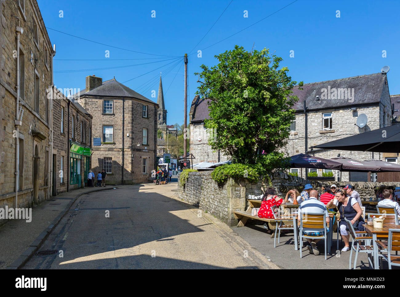 Café et boutiques sur la rue Water, dans le centre-ville, Bakewell, Derbyshire, Angleterre, RU Banque D'Images