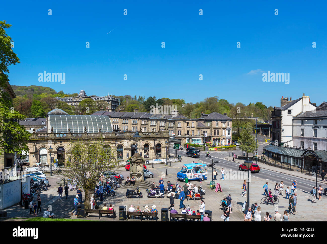 Vue sur le croissant vers Buxton les bains et l'Hôtel Palace, Buxton, Derbyshire, Angleterre, RU Banque D'Images