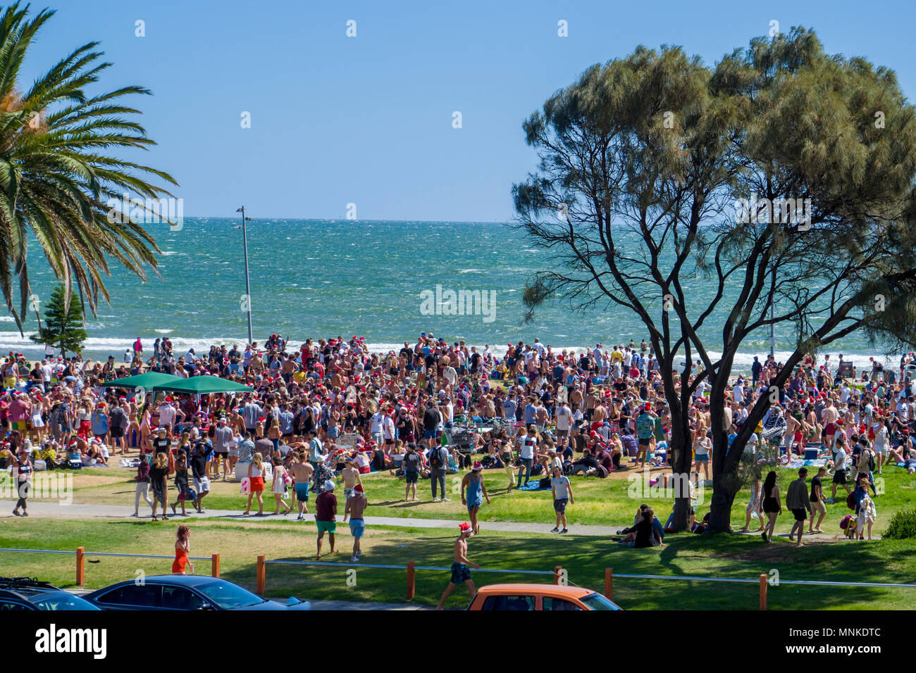 Grande foule rassemblée sur la plage St Kilda foreshore par le Jour de Noël 2017, St Kilda, Melbourne, Victoria, Australie Banque D'Images