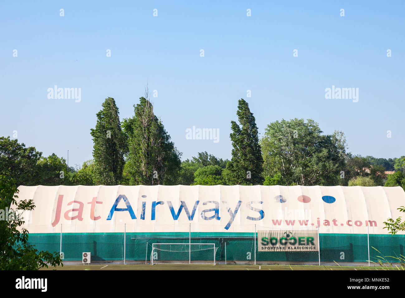 BELGRADE, SERBIE - avril 29, 2018 : Logo de JAT Airways sur un de leurs hangars. JAT Airways est le transporteur aérien de l'ex-Yougoslavie, maintenant disparu et remplacer Banque D'Images