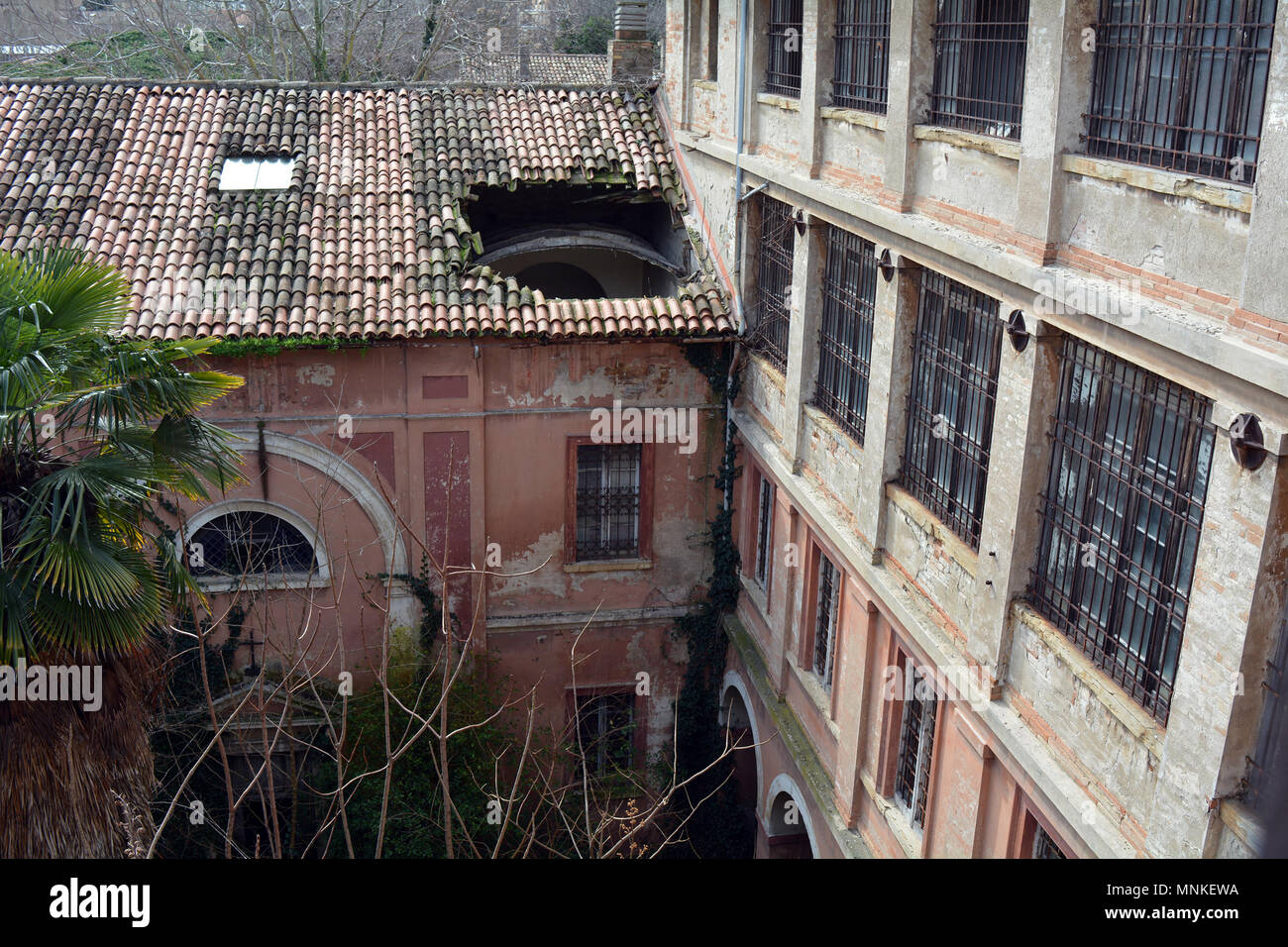 En regardant le trou du toit de l'Hôpital Psychiatrique italien abandonnés à l'étage supérieur du bâtiment Banque D'Images