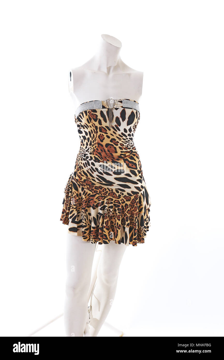 Animal pettern robe sur mannequin full body shop display. Styles de vêtements, mode femme blanc sur fond de studio. Banque D'Images