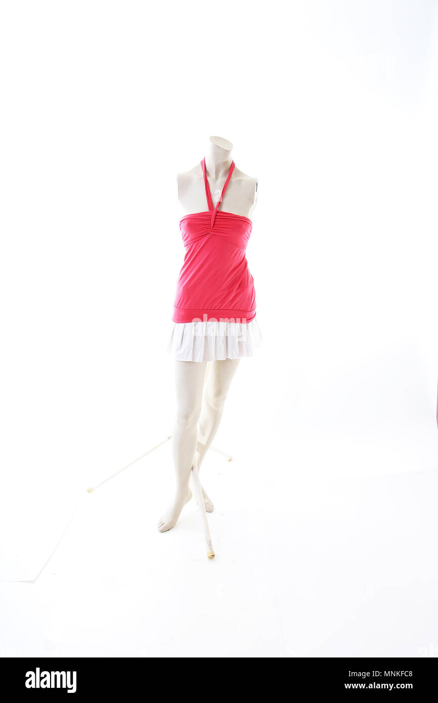 Robe rose longue top mini robe sur mannequin full body shop display. Styles de vêtements, mode femme blanc sur fond de studio. Banque D'Images