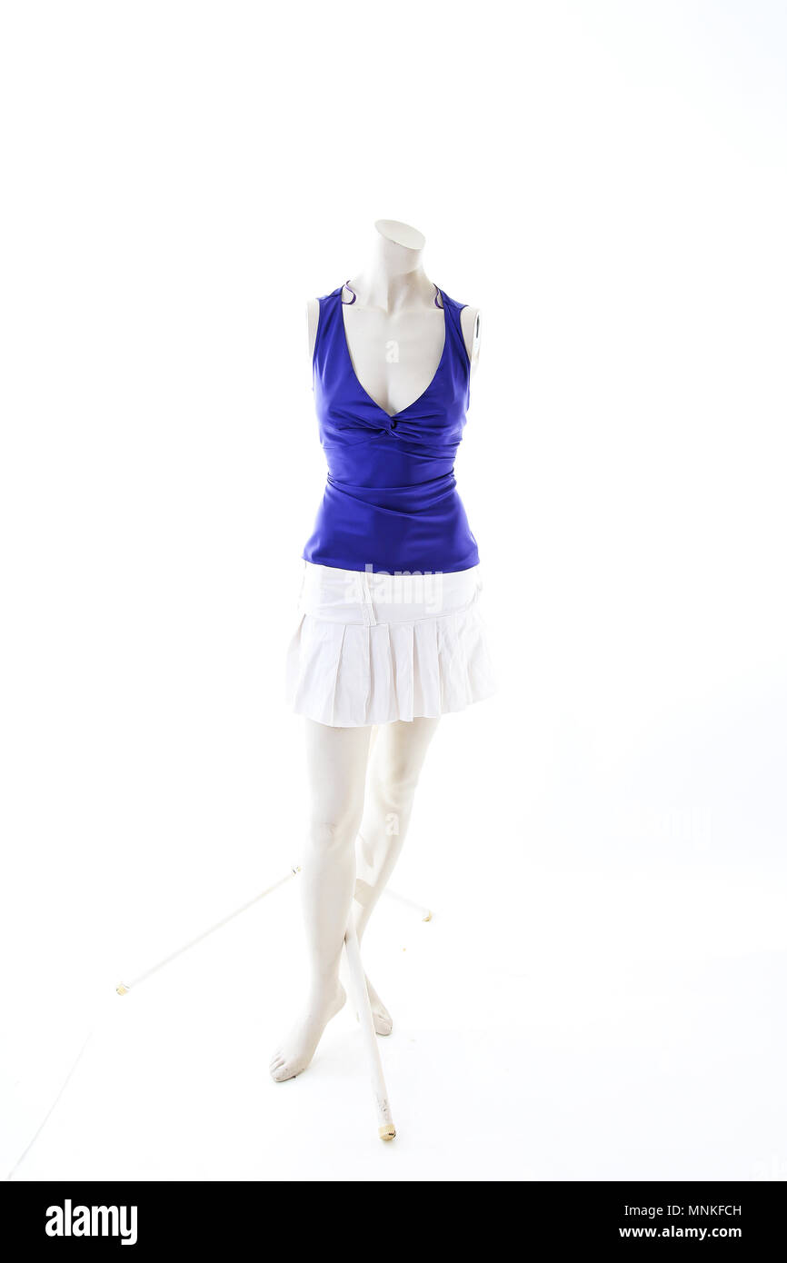Haut bleu avec mini jupe style d'été mannequin sur body shop plein écran. Styles de vêtements, mode femme blanc sur fond de studio. Banque D'Images