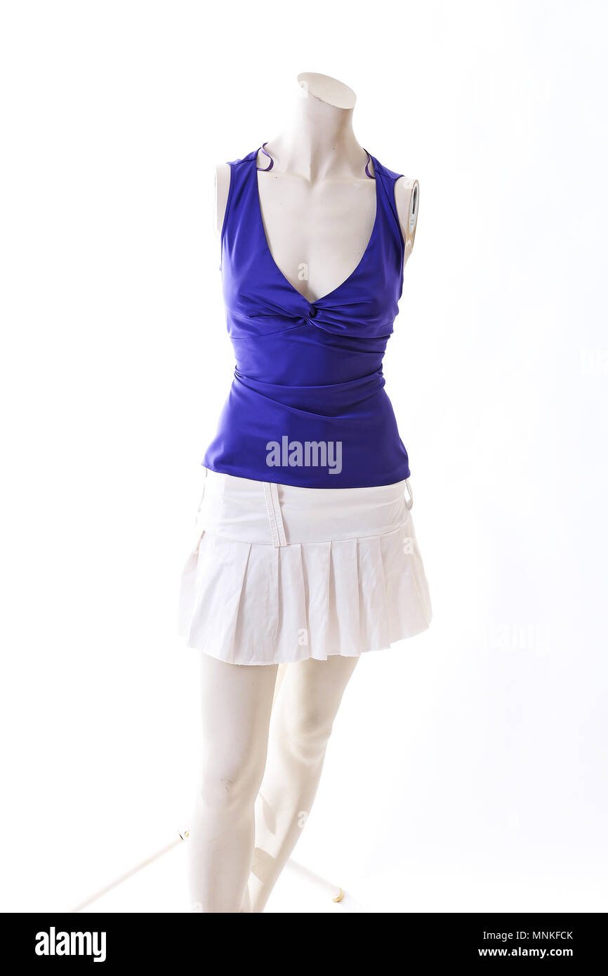 Haut bleu avec mini jupe style d'été mannequin sur body shop plein écran. Styles de vêtements, mode femme blanc sur fond de studio. Banque D'Images