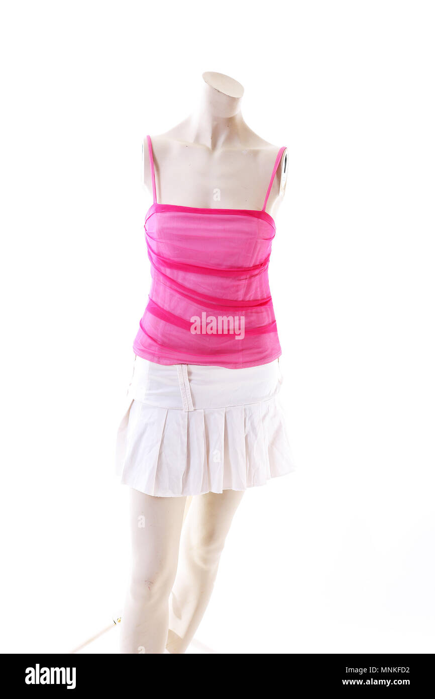 Robe rose longue top mini robe sur mannequin full body shop display. Styles de vêtements, mode femme blanc sur fond de studio. Banque D'Images