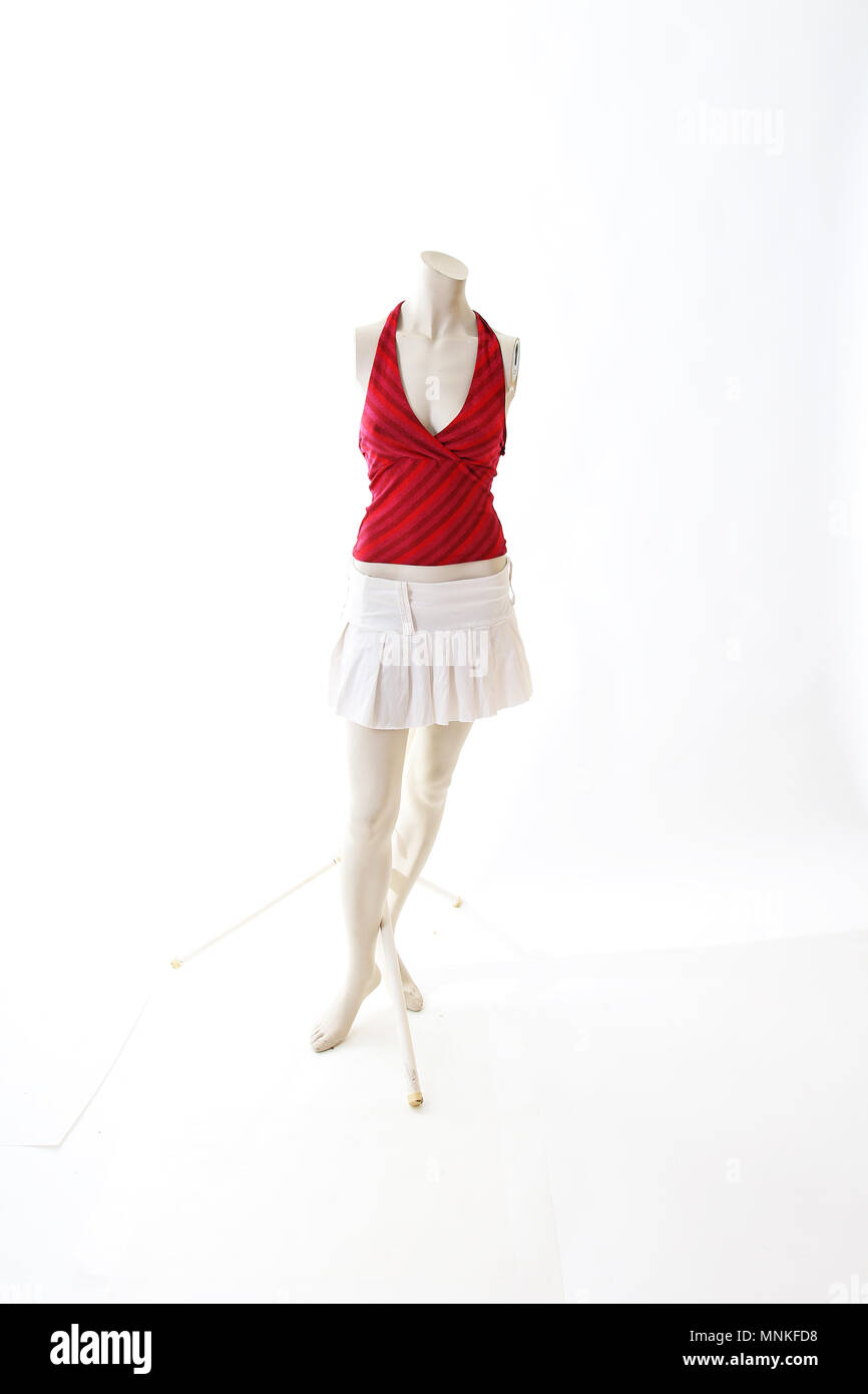 Haut rouge et blanc mini jupe sur mannequin body shop plein écran. Styles de vêtements, mode femme blanc sur fond de studio.. Banque D'Images