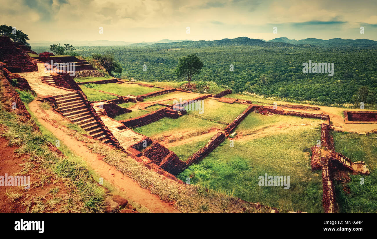 Site du patrimoine mondial de l'Sgiriya ou Lion rock. Panorama vue de dessus Banque D'Images