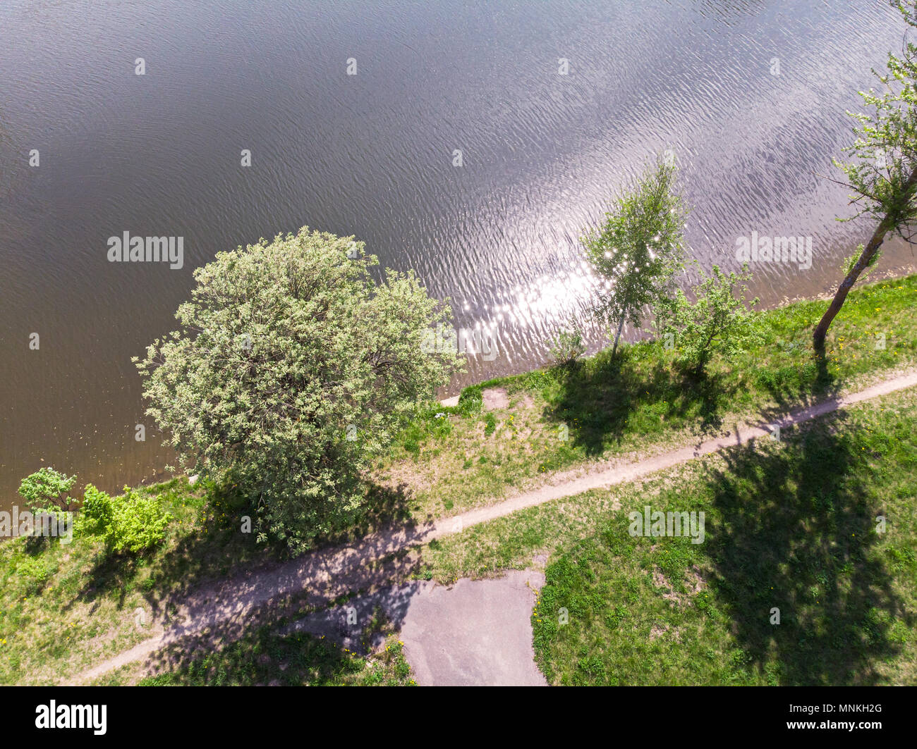 Drone aérien vue paysage. sentier sur la côte de l'étang au cours de journée d'été lumineux Banque D'Images