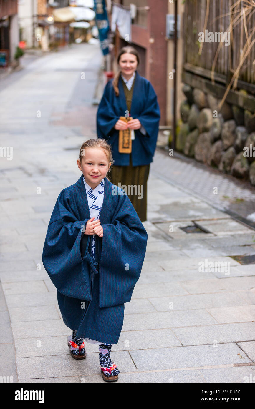 Famille de mère et fille portant un yukata kimono traditionnel japonais au niveau de la rue de l'onsen resort ville au Japon. Banque D'Images