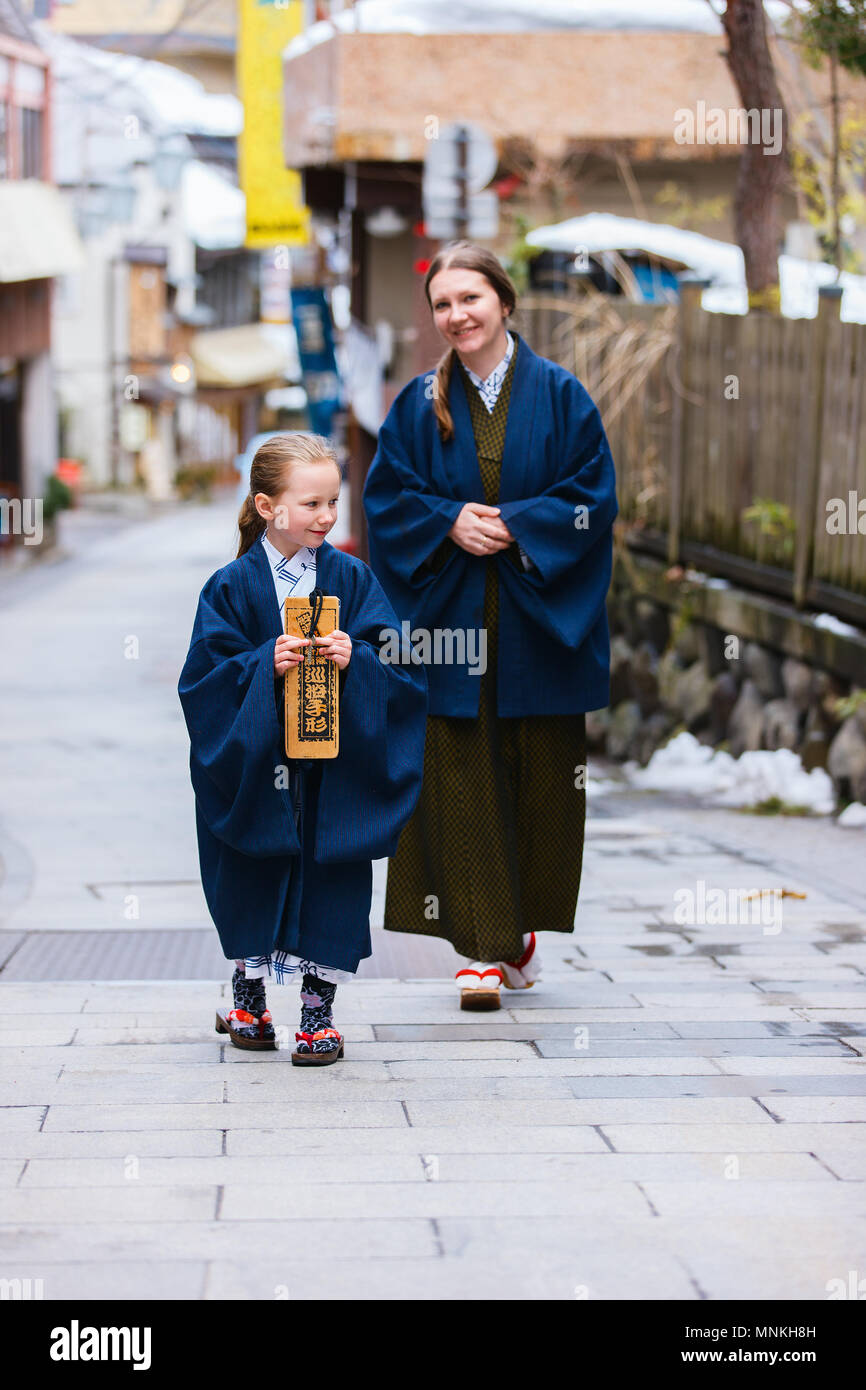 Famille de mère et fille portant un yukata kimono traditionnel japonais au niveau de la rue de l'onsen resort ville au Japon. Banque D'Images