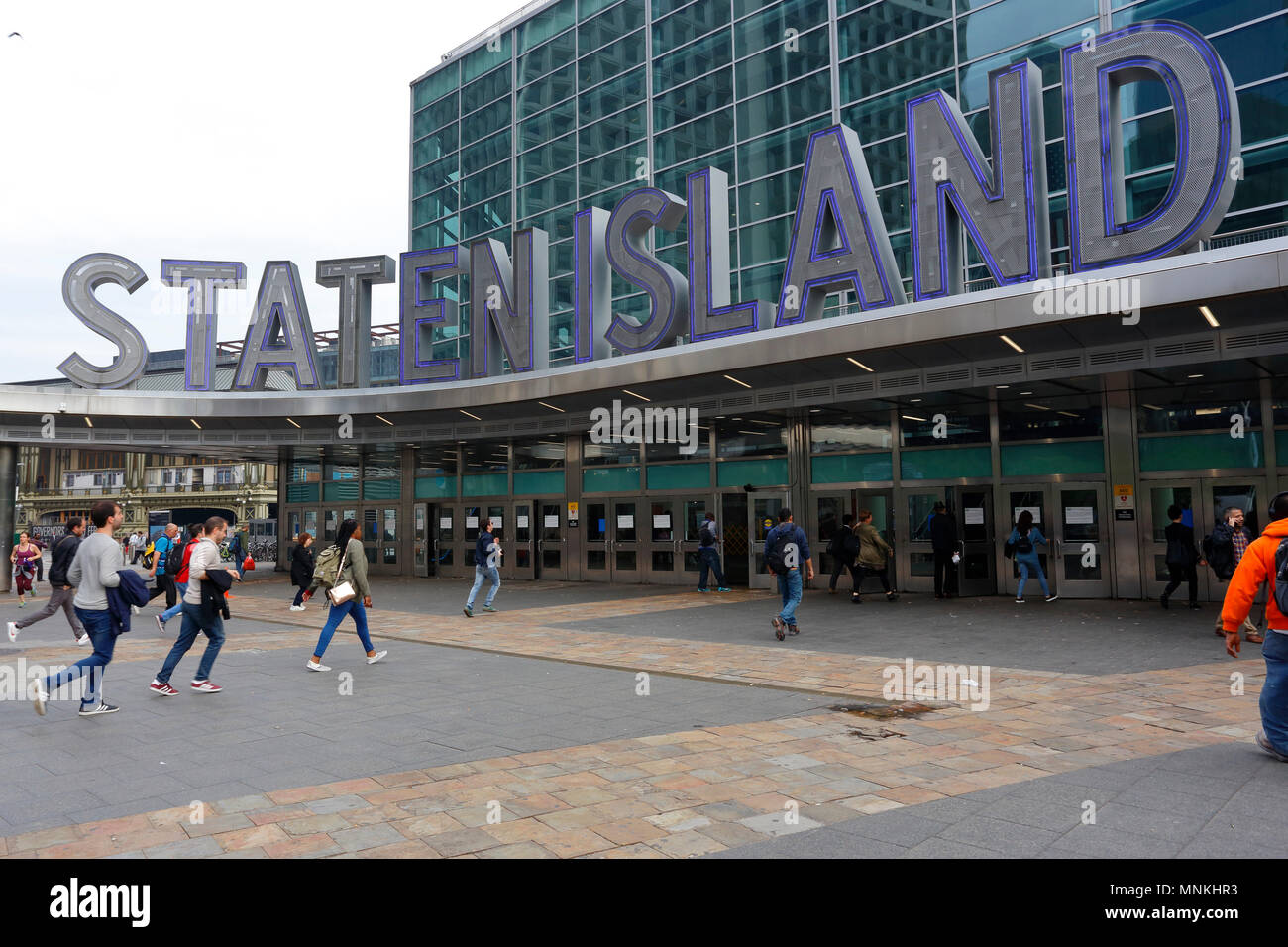 Les banlieusards font une course folle à bateaux à Staten Island Banque D'Images