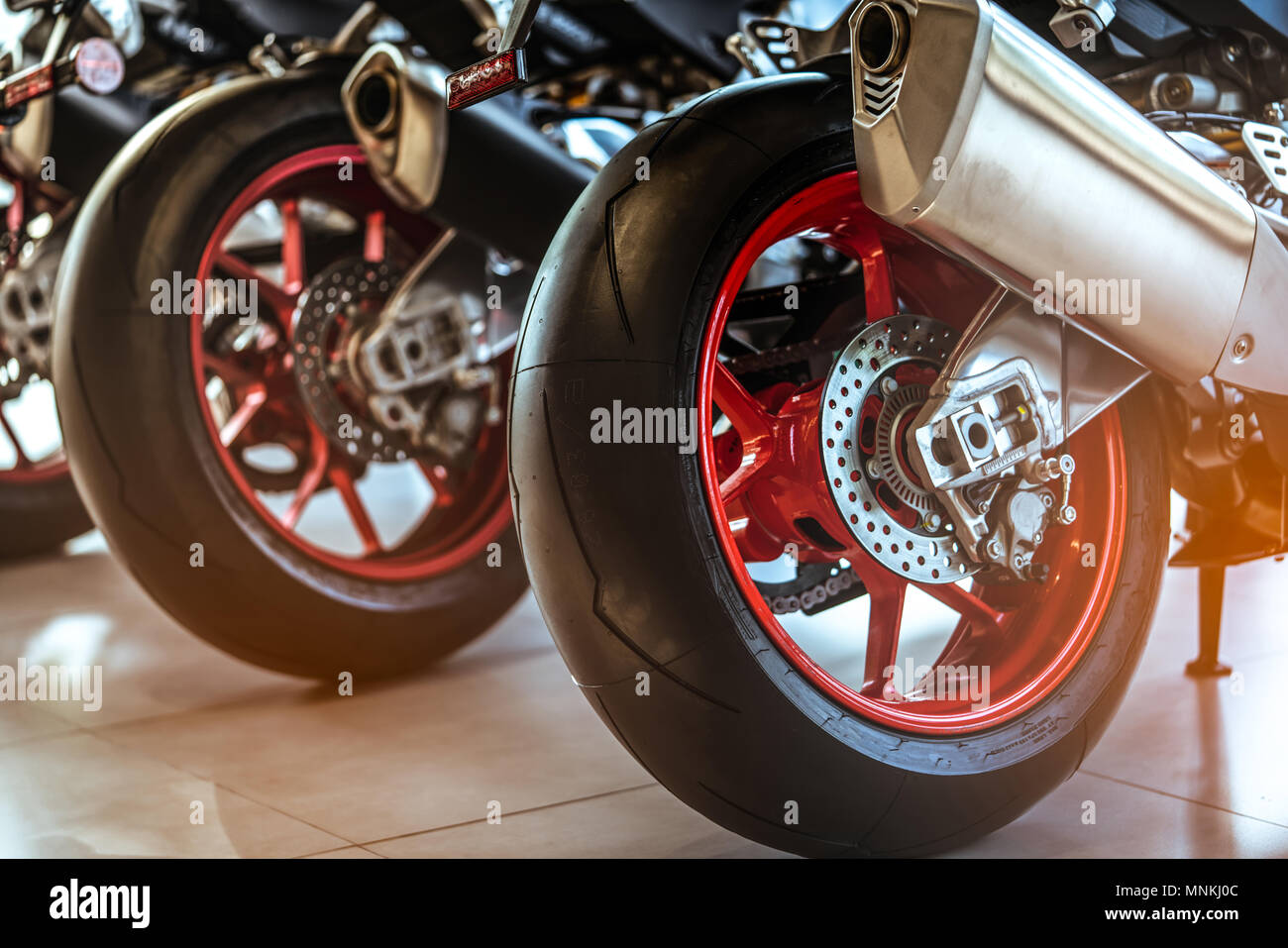 Gros pneu arrière Banque de photographies et d’images à haute résolution Alamy