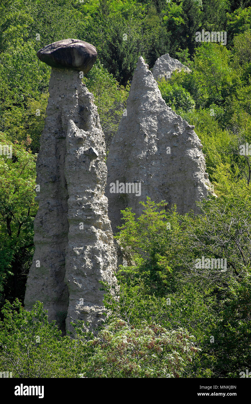 Zone (BS), Italie, NaturalReserve des pyramides de la zone , les pyramides  de terre surmontée d'une grande résistance aux chapeaux rock,créée par la  loi d'érosion Photo Stock - Alamy