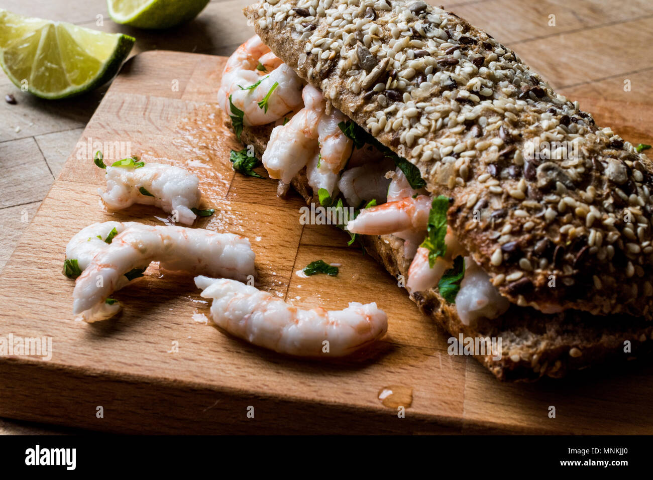 Sandwich crevettes à la lime sur la surface en bois. Concept de restauration rapide. Banque D'Images