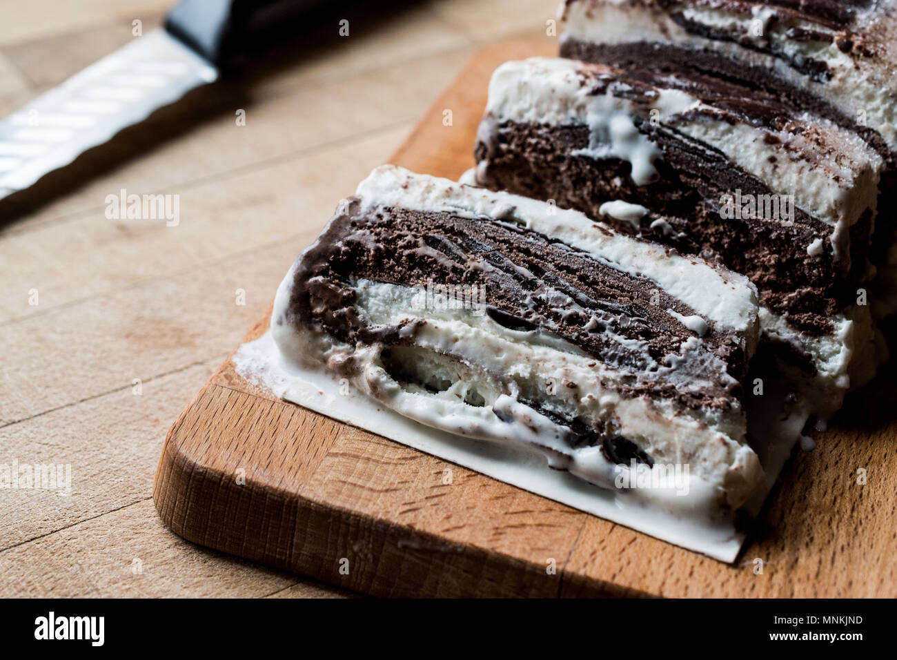 Semifreddo Cake - crème glacée au chocolat et vanille. (Semi-desserts congelés) dessert italien. Banque D'Images