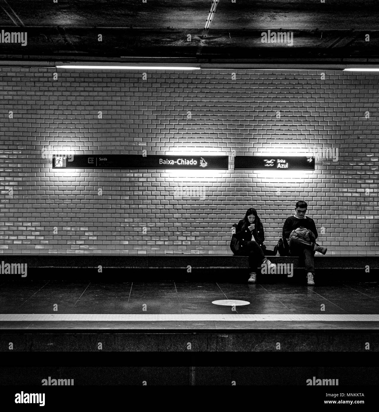 Attendant le train dans la belle station de métro Baixa Chiado à Lisbonne ! Banque D'Images