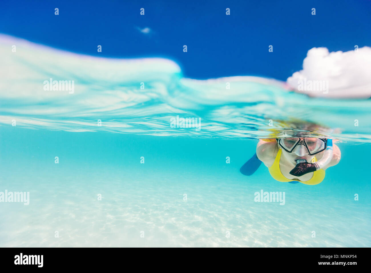 Split photo de jeune femme plongée dans l'océan tropical Banque D'Images