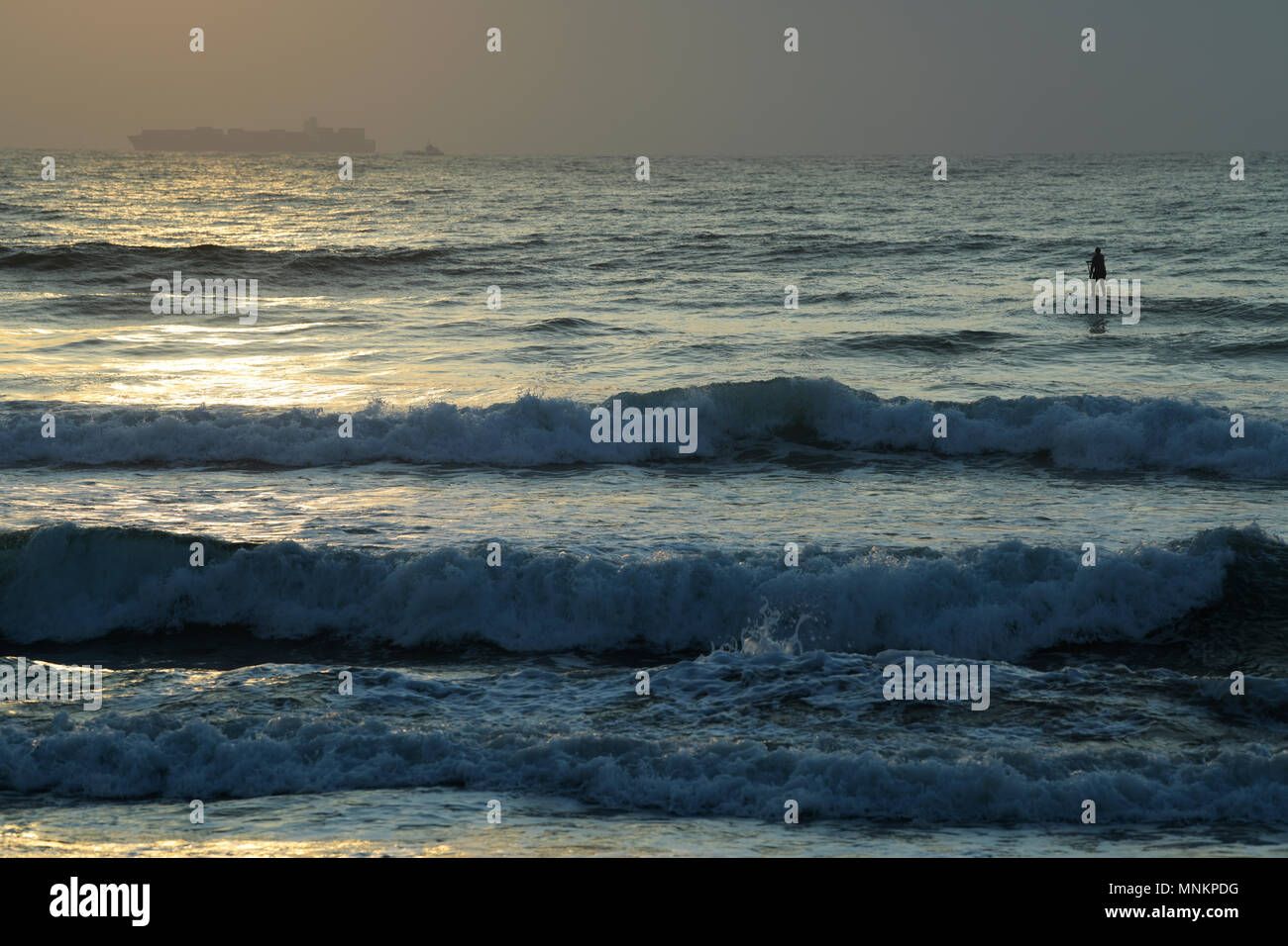 Paysage, paysage marin, Durban, KwaZulu-Natal, Afrique du Sud, Réflexion, adulte unique pagayant SUP, activité en bord de mer, arrière-plans, paysages africains Banque D'Images