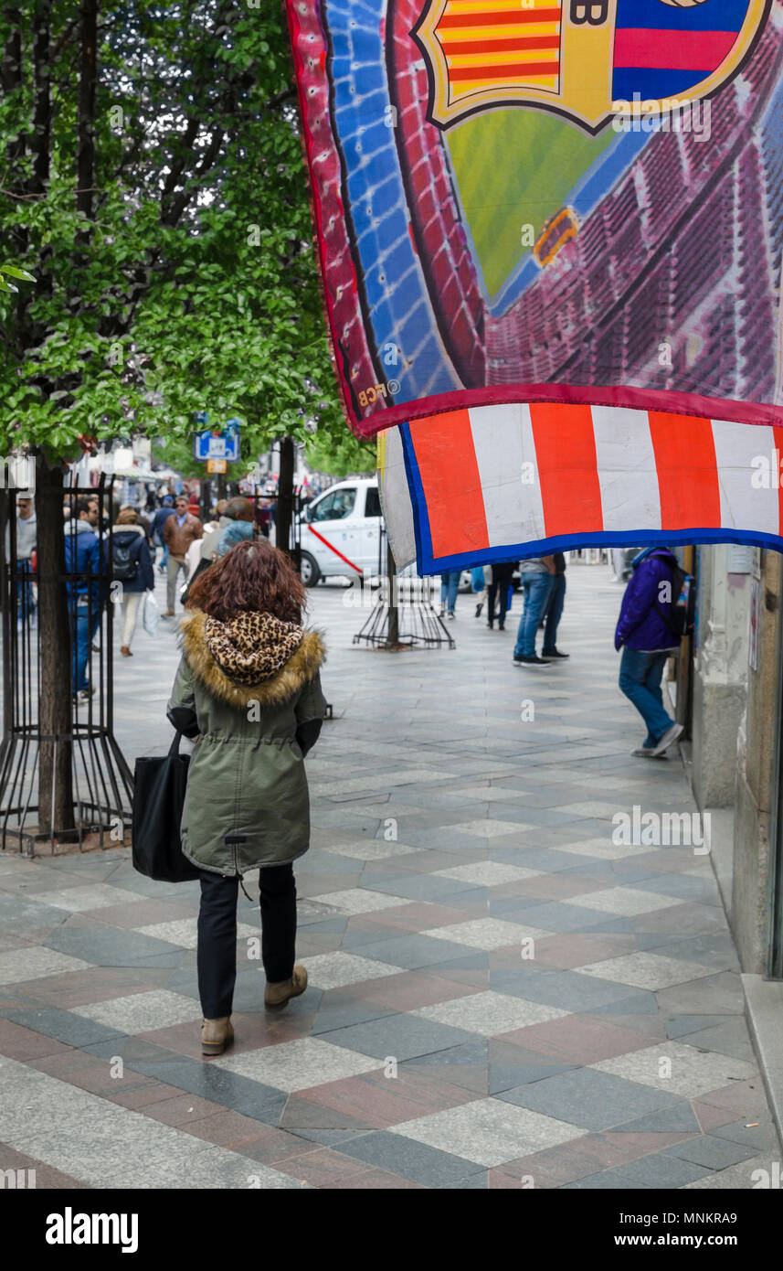 Un drapeau football Barcelone fermé à Plaza de la Ópera de Madrid, ville, en Espagne. Banque D'Images