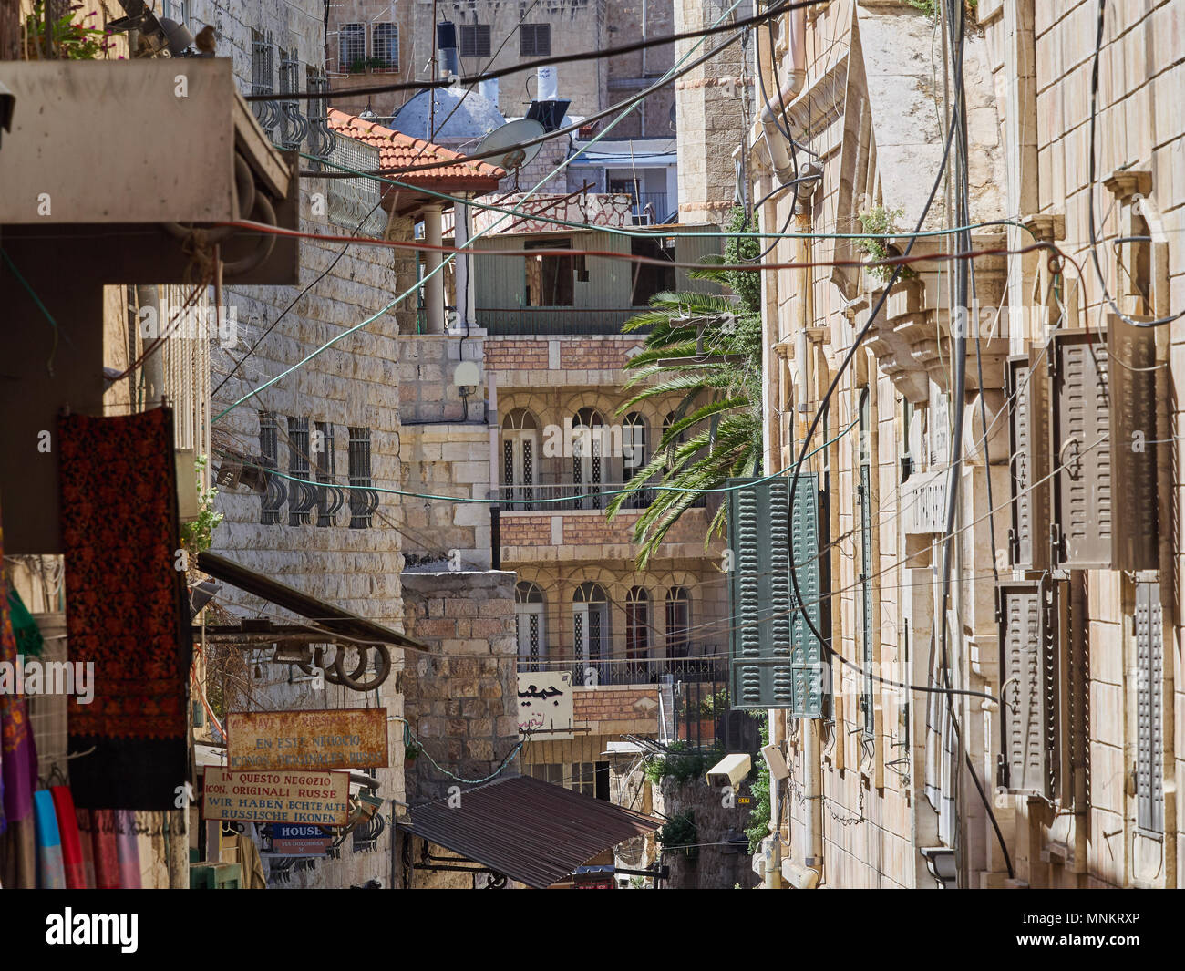 Les murs des maisons sur la rue étroite à Jérusalem-Est, Israël. Banque D'Images
